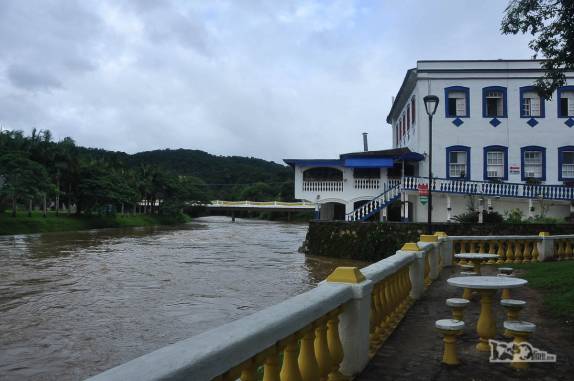 O rio Nhundiaquara, que corta a cidade de Morretes, próximo ao litoral do Paraná